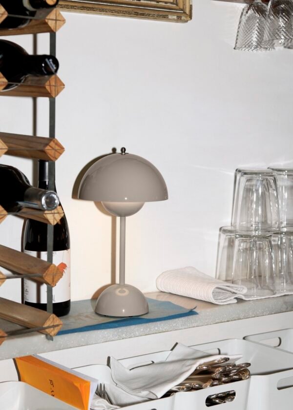 Flowerpot Portable Lamp VP9, Magnetic Charger - Image 2
